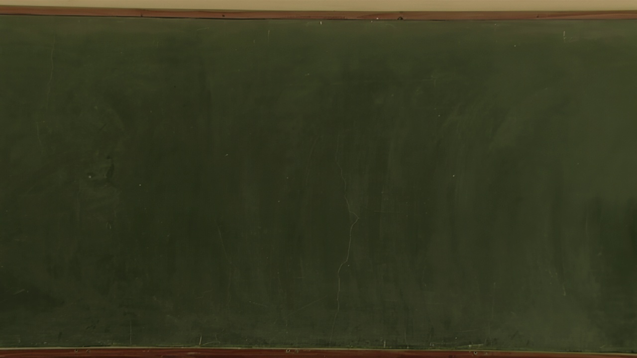 假期期间公立学校内的空白绿色黑板。视频下载