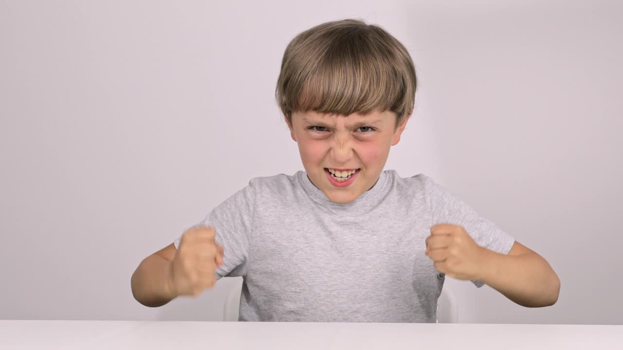 9岁的白人男孩正在拍桌子视频下载