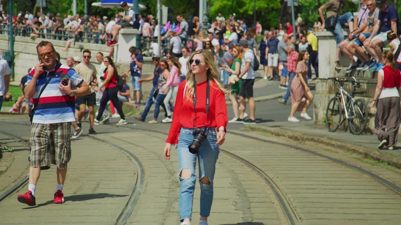 女游客走在城市里视频下载