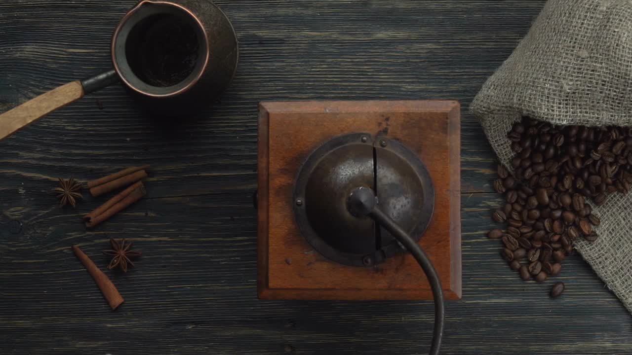 俯视图的手旋转的复古青铜咖啡磨粉机的手柄视频下载