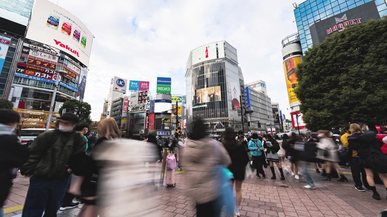 超延时拥挤的人走在涩谷争抢路口，行人交通运输。东京旅游地标，日本旅游，亚洲交通或亚洲城市生活理念视频下载