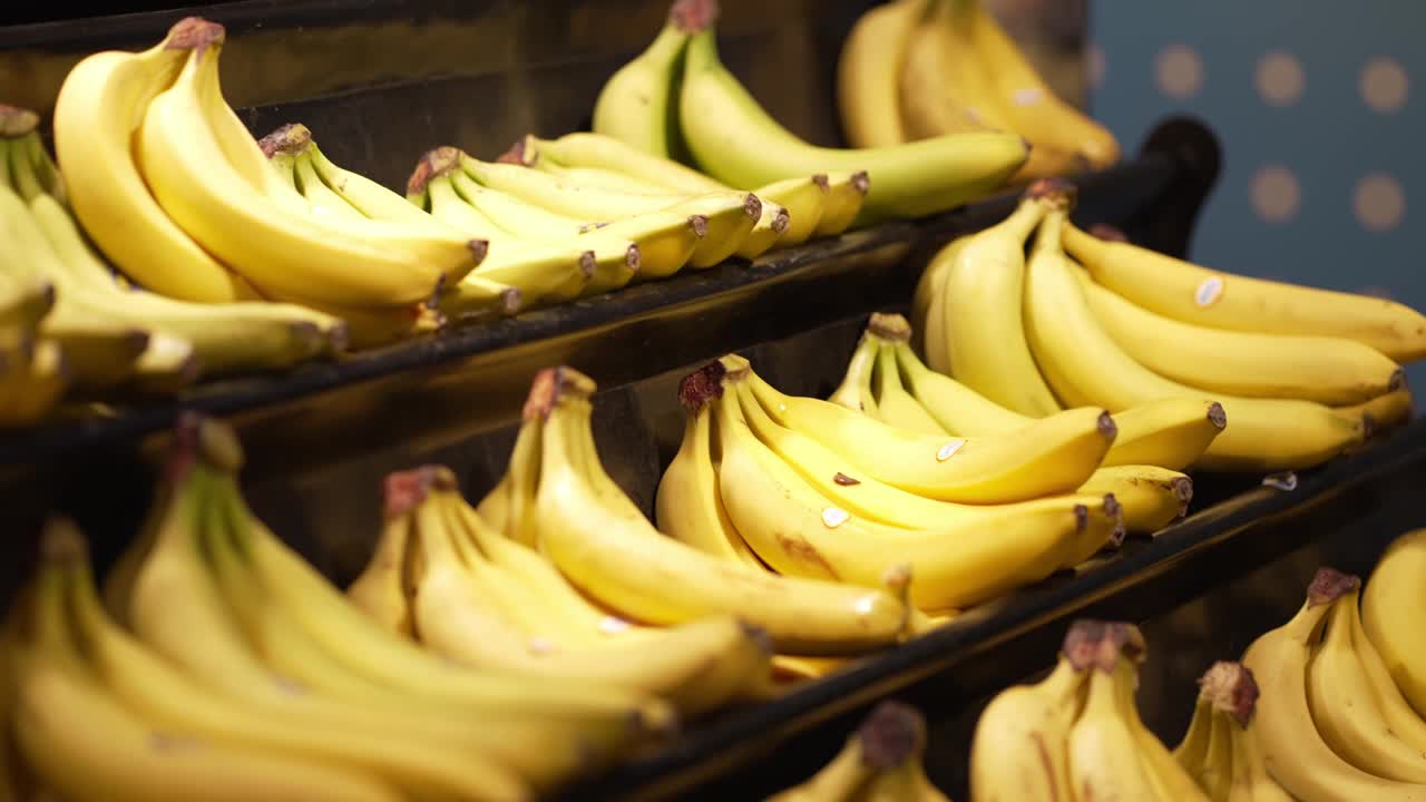 在商店买新鲜的香蕉视频下载