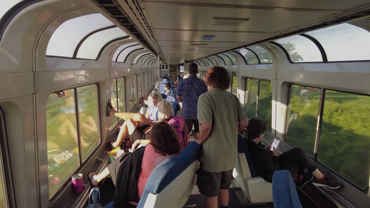 人们在火车的全景车厢里视频下载