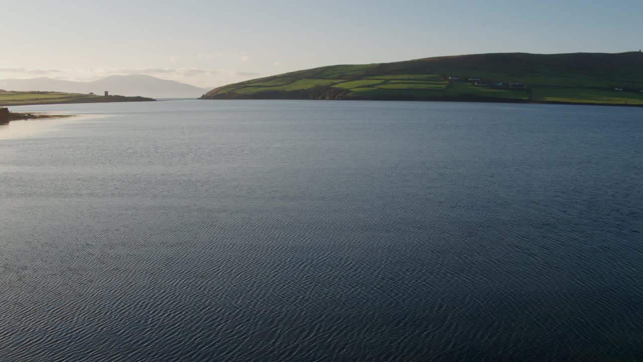 无人机拍摄的平静的大海和风景视频素材