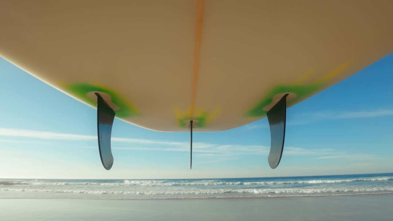 POV冲浪者携带冲浪板海浪视频下载