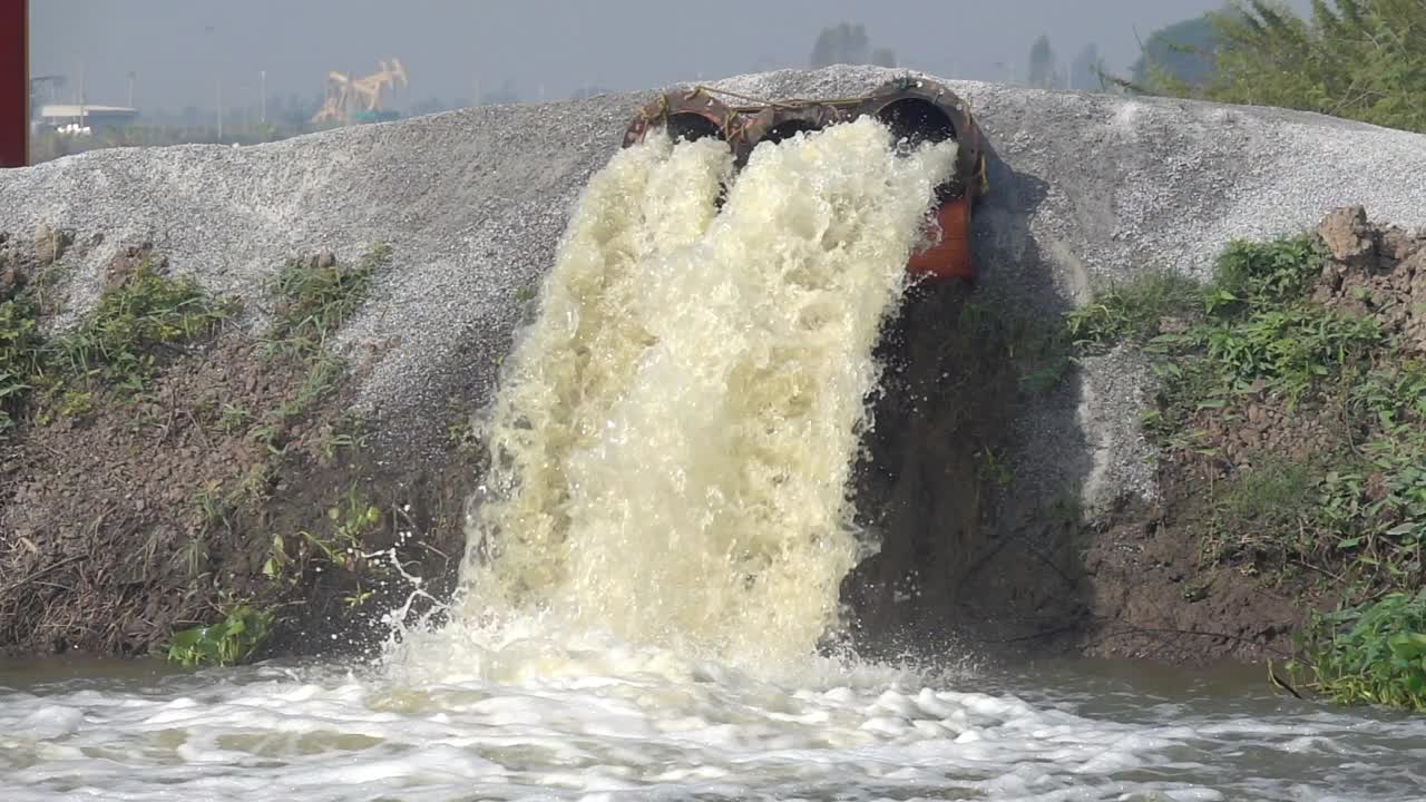 从灌溉机泵流出的水视频下载