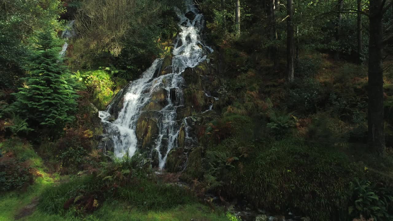 空中拍摄的瀑布在山地景观视频下载
