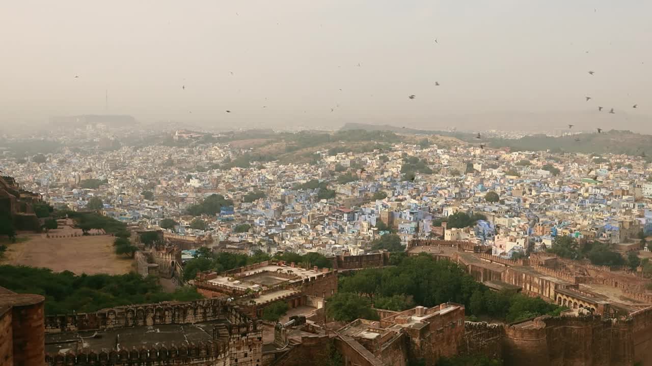 焦特布尔(也是蓝色城市)是印度拉贾斯坦邦的第二大城市，也是该邦的第二大大都会。视频素材
