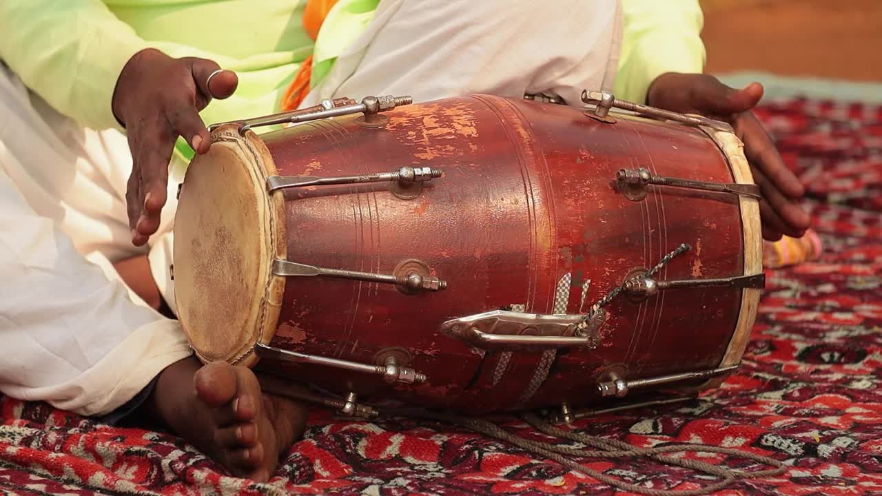 拉贾斯坦邦,印度人。鼓手在街上演奏传统的印度乐器。视频素材