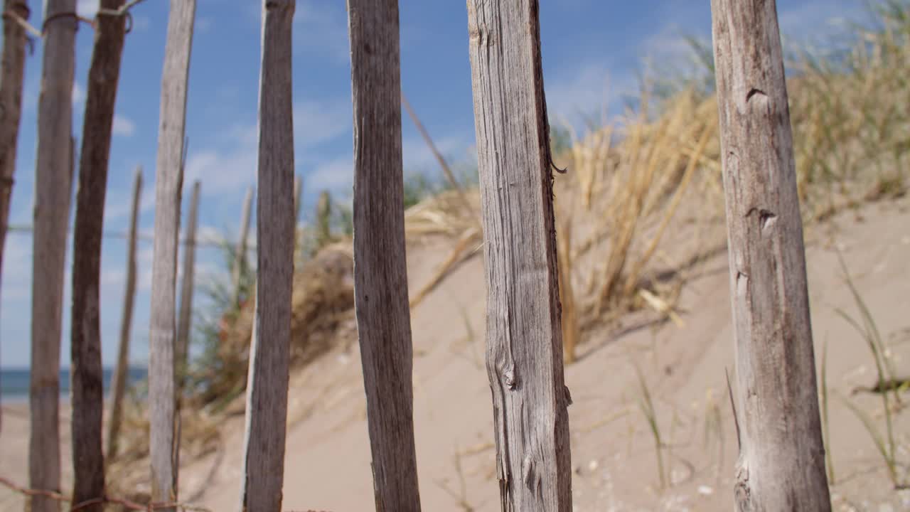近距离拍摄的木栏杆在海滩路径视频下载