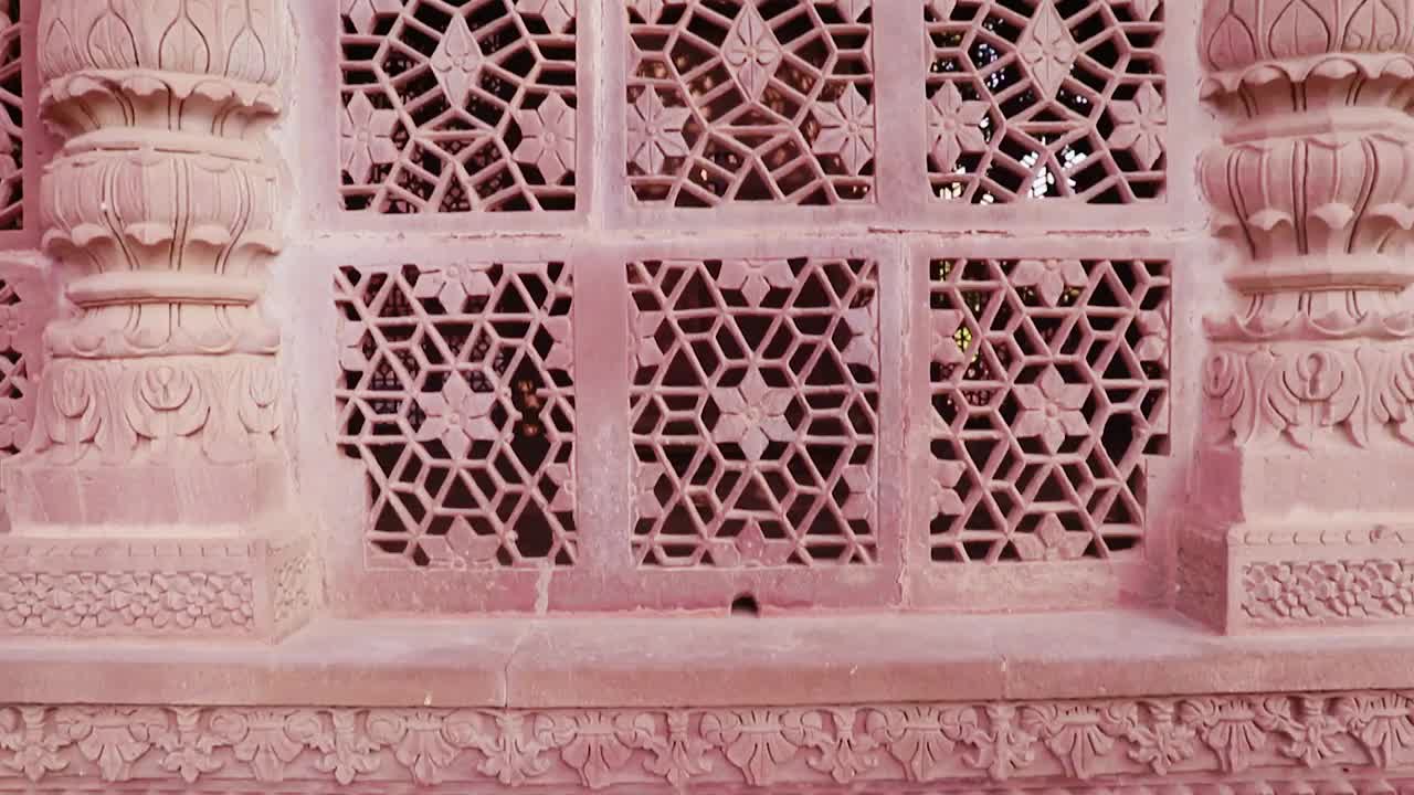 从不同角度看古代印度教寺庙的墙壁建筑视频下载