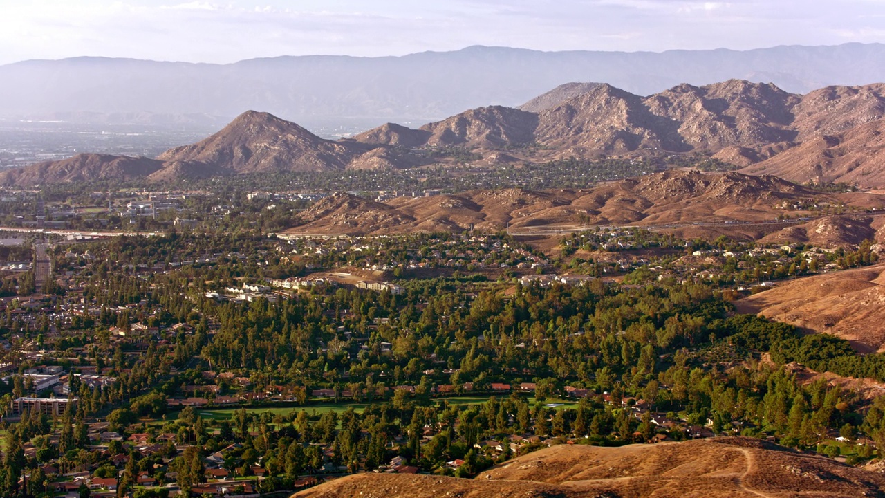 美国加利福尼亚州一座山上的漂亮社区视频素材