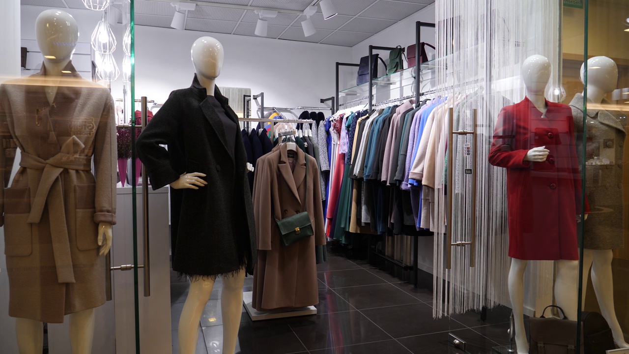 大衣和服装精品店内部在购物中心的衣架和人体模型视频下载