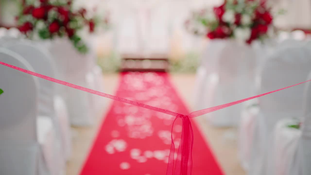 婚礼室内装饰有鲜花的婚礼椅视频下载