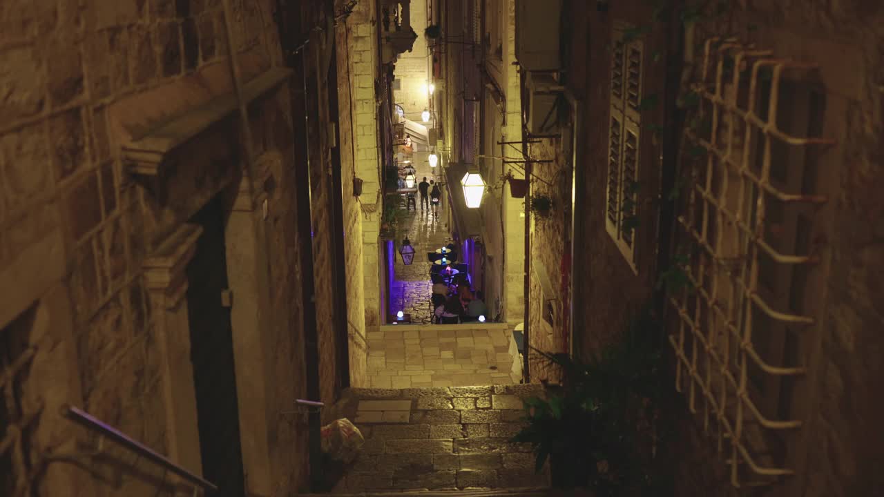 杜布罗夫尼克老城带楼梯的狭窄街道视频素材