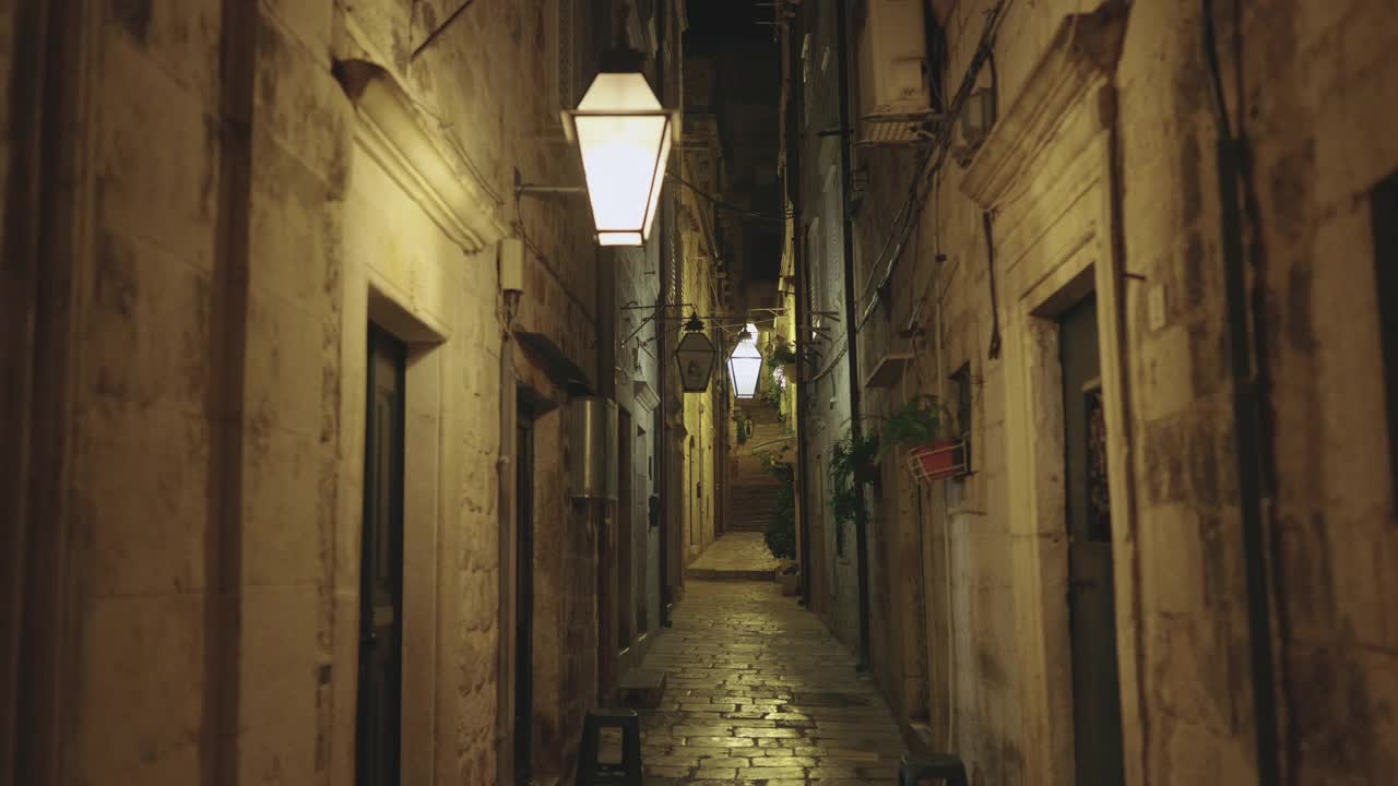 杜布罗夫尼克老城狭窄街道的夜景视频素材
