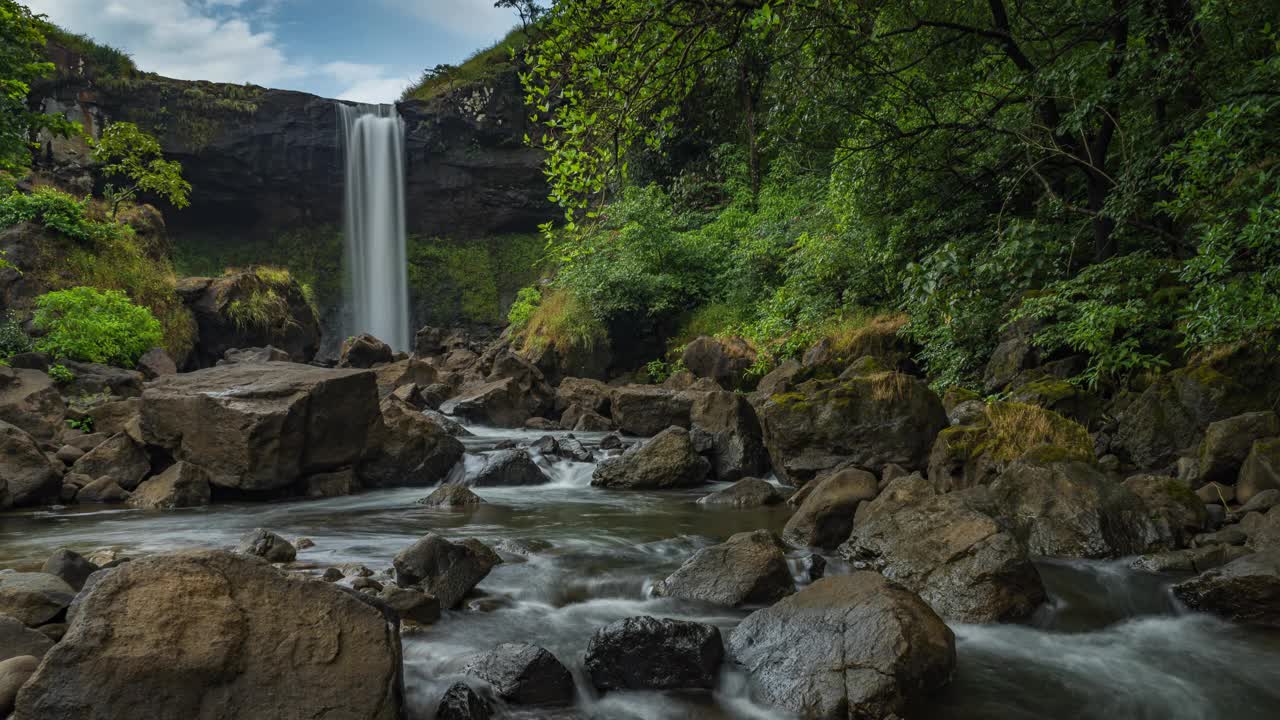 森林中的瀑布，在印度森林的Sahyadri地区，马哈拉施特拉邦，印度瀑布的长时间曝光延时视频下载
