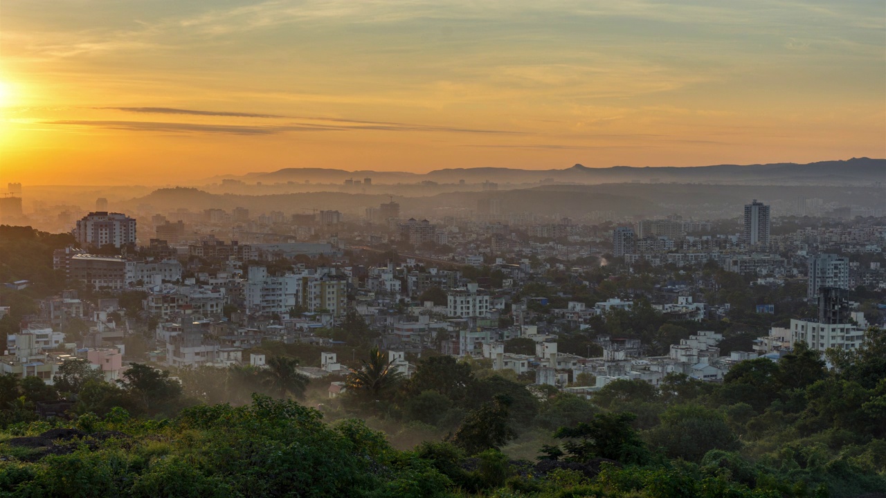 印度马哈拉施特拉邦，从城里的一座山上俯瞰整个城市的美丽景色视频下载