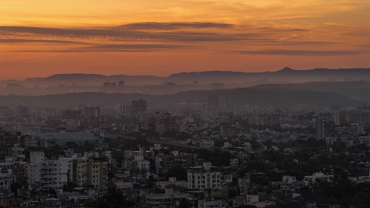 印度马哈拉施特拉邦的一座山上，美丽的黄金时间日落和整个城市的美丽景色视频下载