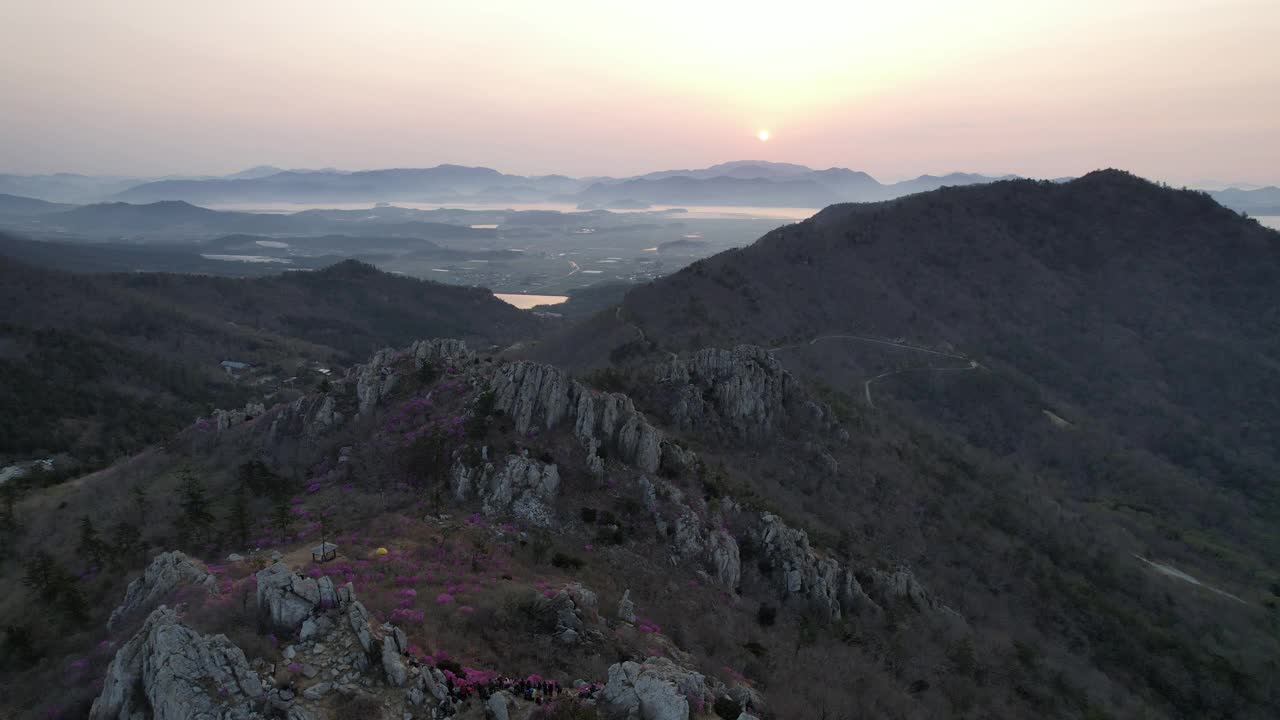 韩国全罗南道江津郡，珠母山和杜鹃花(杜鹃花)视频下载