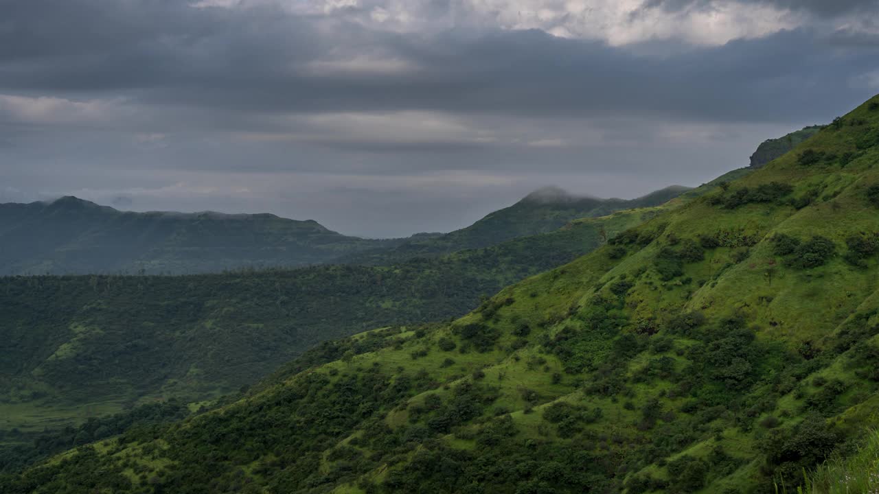 印度马哈拉施特拉邦西高止山脉的云和喀斯喀特山脉的时间变化视频下载