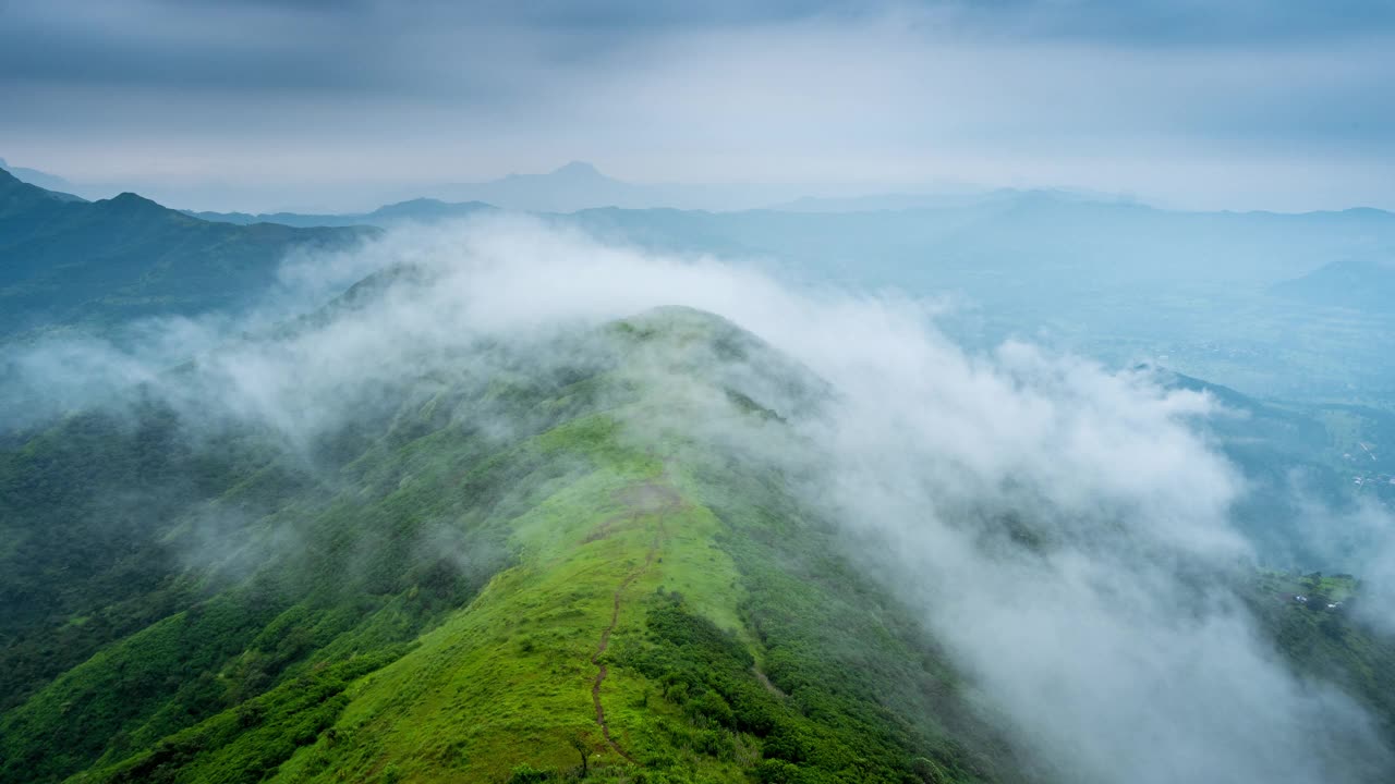 印度马哈拉施特拉邦西高止山脉Sahyadri山脉低空凝结云的时间变化视频下载