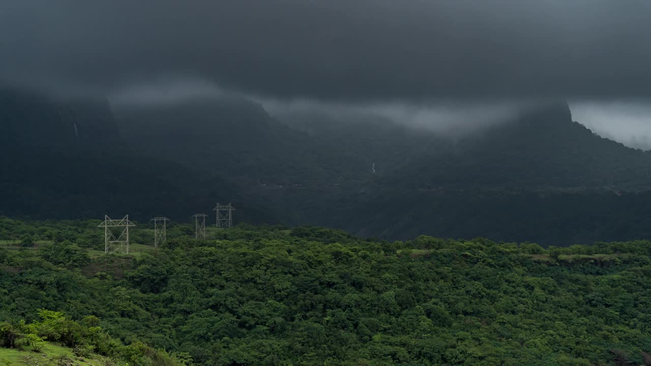 印度马哈拉施特拉邦西高止山脉的Sahyadri山脉和季风云的时间变化视频下载