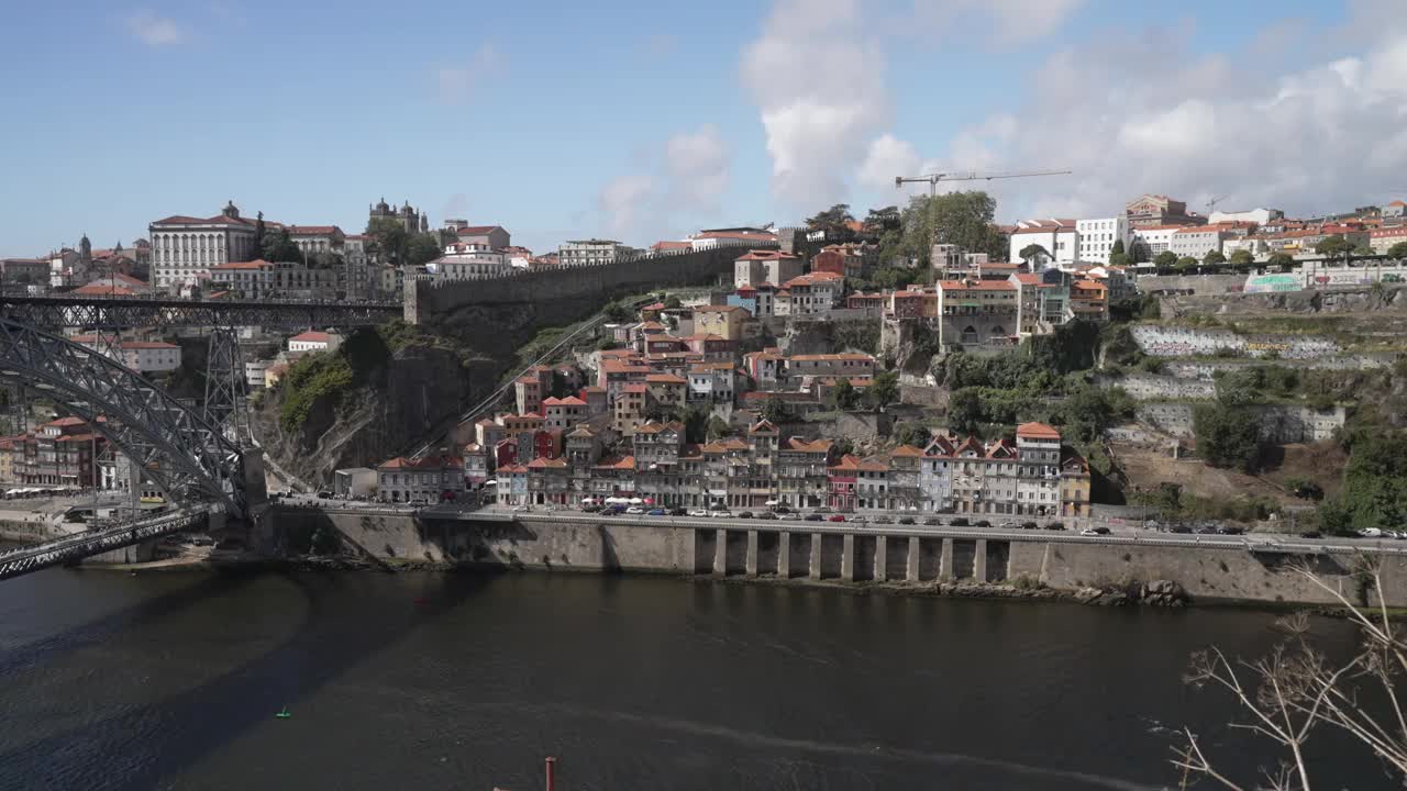 路易斯一世桥横跨杜罗河和背景里贝拉区，联合国教科文组织世界遗产，波尔图，北，葡萄牙，欧洲视频下载