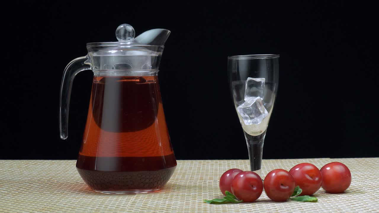 清爽的梅子汁倒入高脚杯，加冰块——健康的水果饮料，果汁，新鲜的果汁视频下载