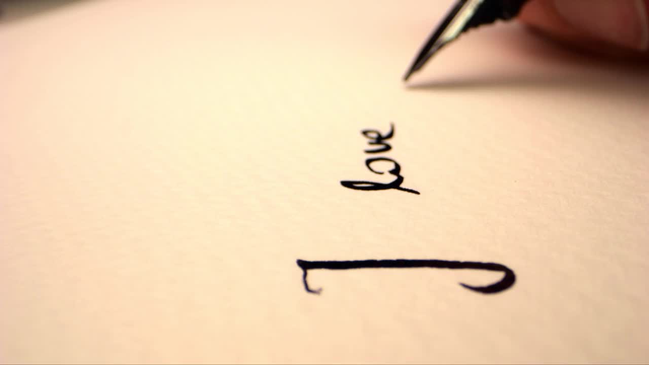 写在纸上的情话。我爱你。情书。爱的音符。爱的信息。温暖的光。暖色纸。视频下载