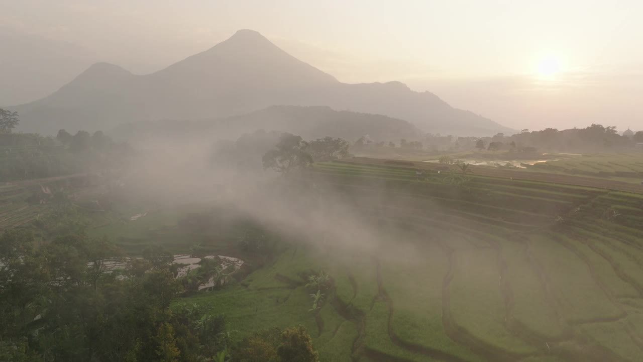空中风景的山反对天空，无人机在日落期间飞越农业山丘-爪哇，印度尼西亚视频素材