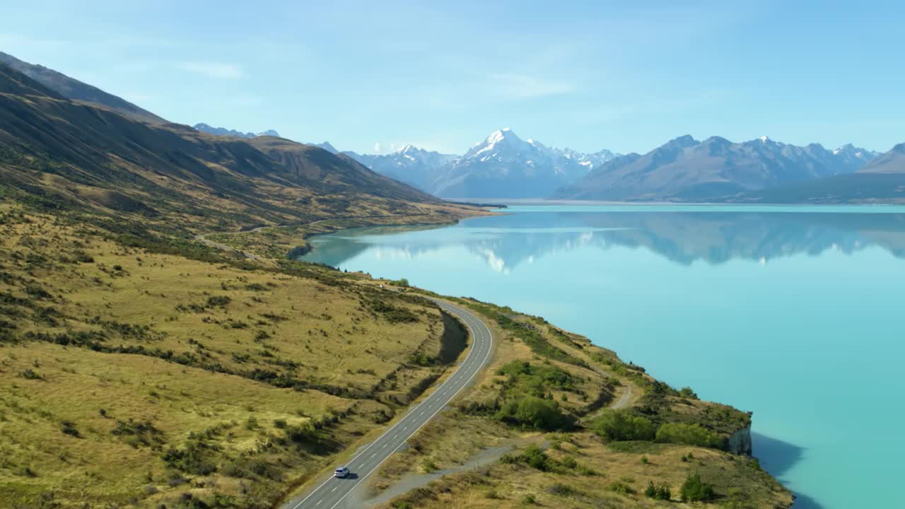 特卡波库克湖，新西兰游客驾驶空中-慢镜头-宽4K视频下载