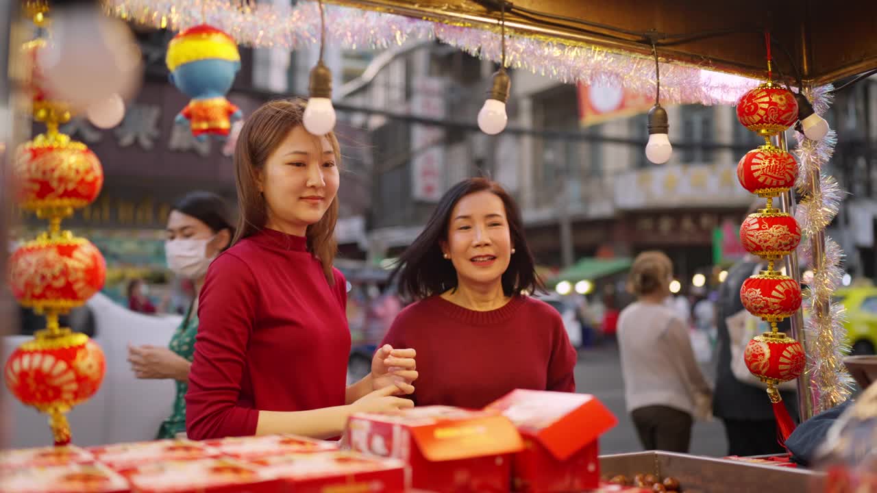 游客母女在中国城欢度春节。视频素材