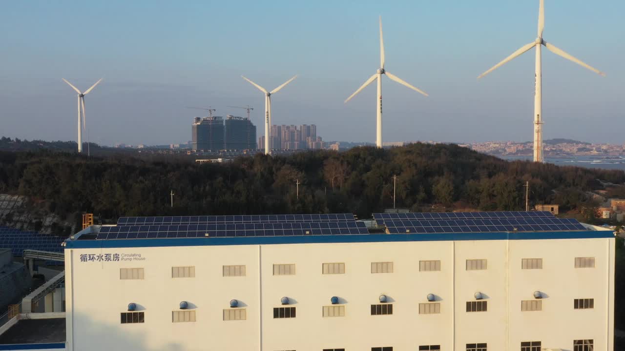 太阳能发电厂和风力发电场视频素材