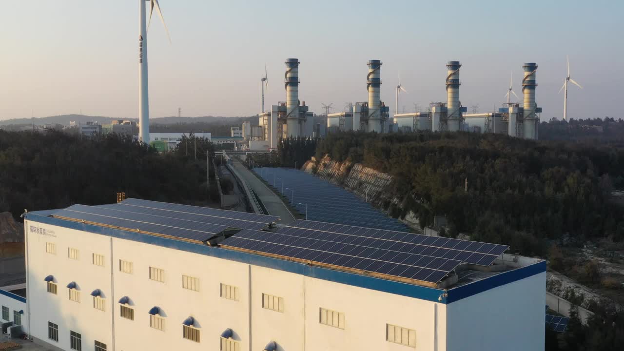 太阳能发电厂和风力发电场视频素材