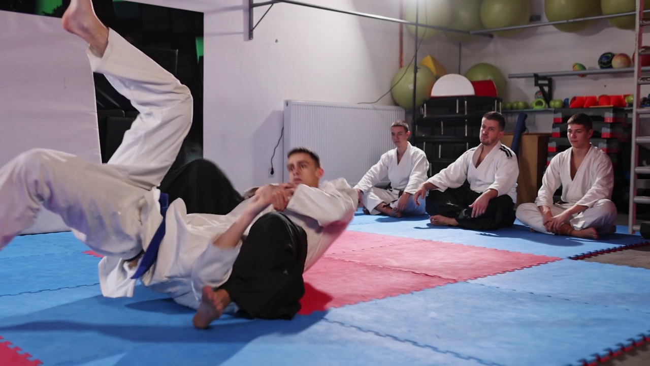 两个年轻的合气道战士练习摔跤技术- Newaza视频下载