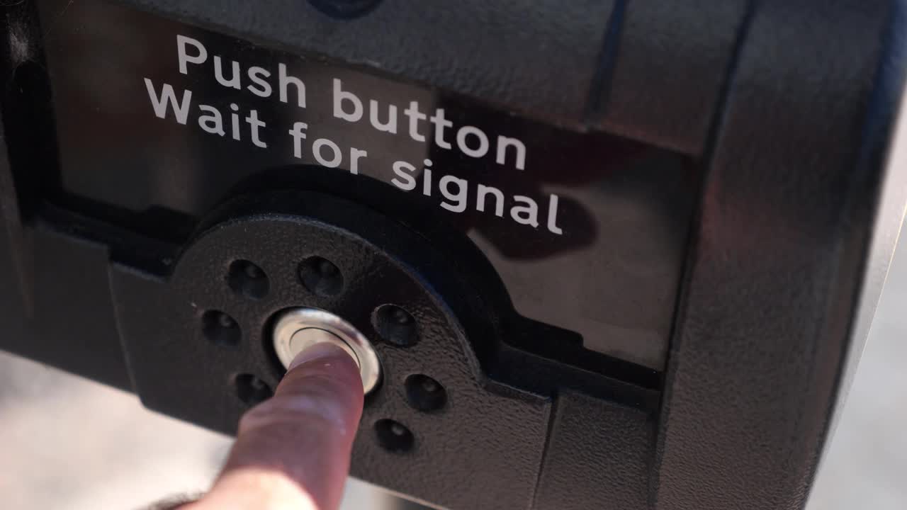 在人行横道前按下按钮。推波顿。等待信号。视频下载