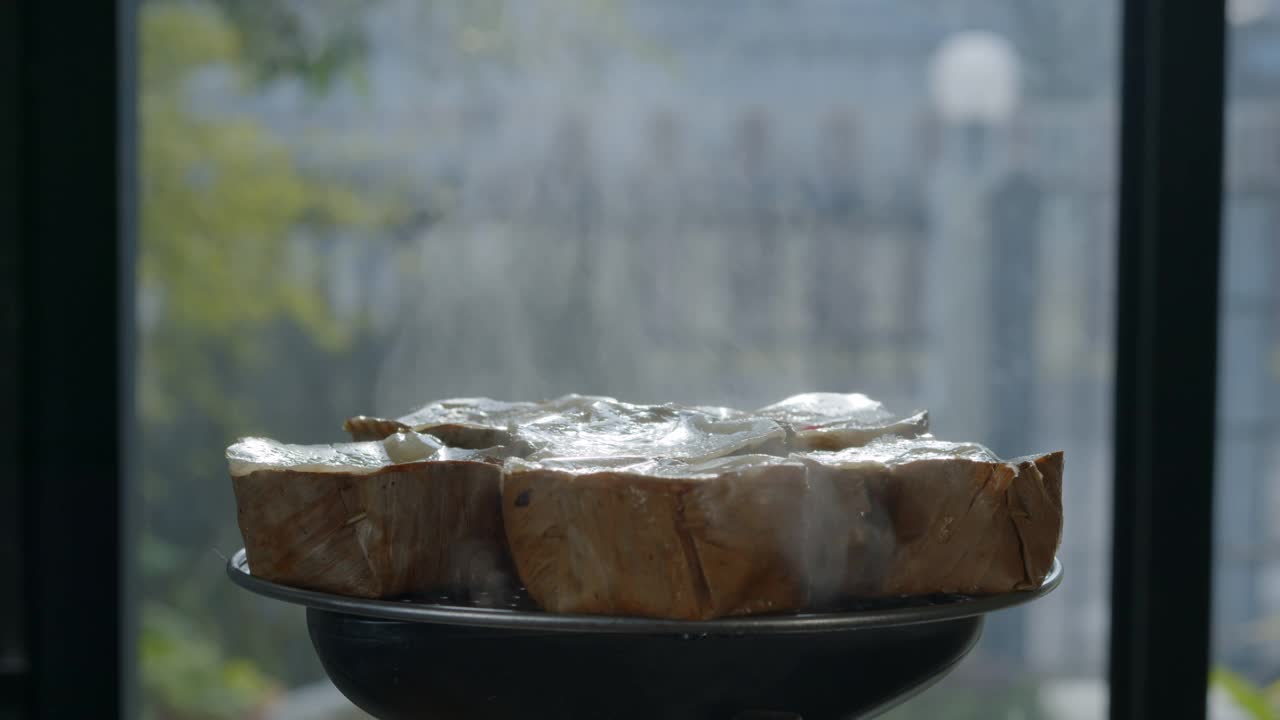 中国新年传统食物粘饼与蒸汽和烟在4K分辨率，亚洲餐特写，热的食物和快餐的概念视频素材