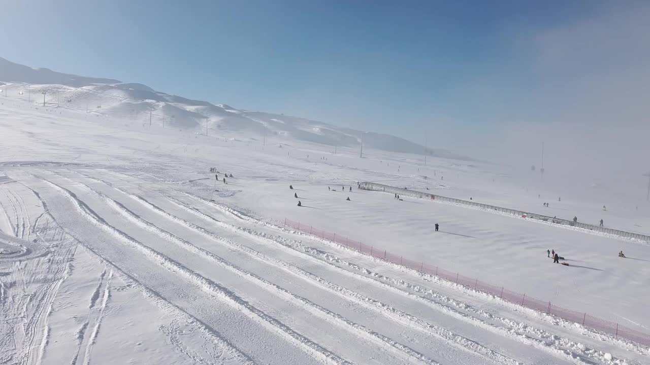 滑雪场斜坡鸟瞰图视频下载