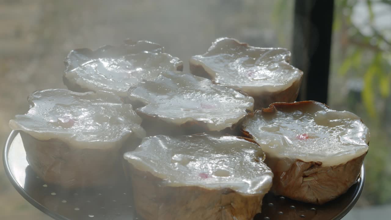 中国新年传统食物粘饼与蒸汽和烟在4K分辨率，亚洲餐特写，热的食物和快餐的概念视频素材