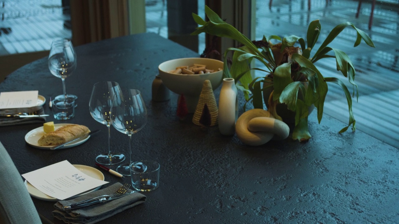 两个人的酒庄餐桌设置视频素材
