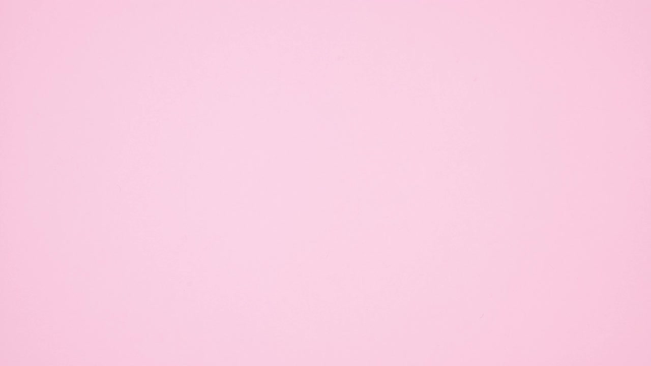 浪漫的丝带在淡粉色背景上做成心形。垂直定格复制空间。平躺视频下载
