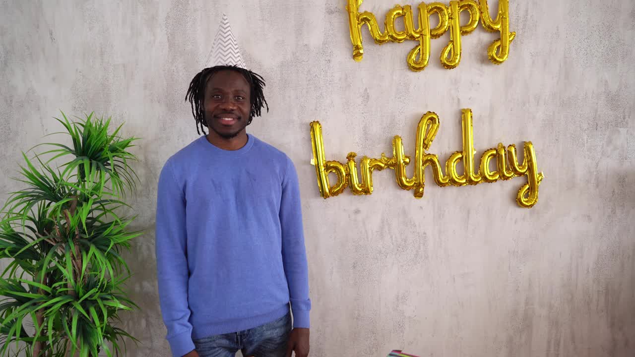 一个年轻人庆祝生日的肖像视频素材