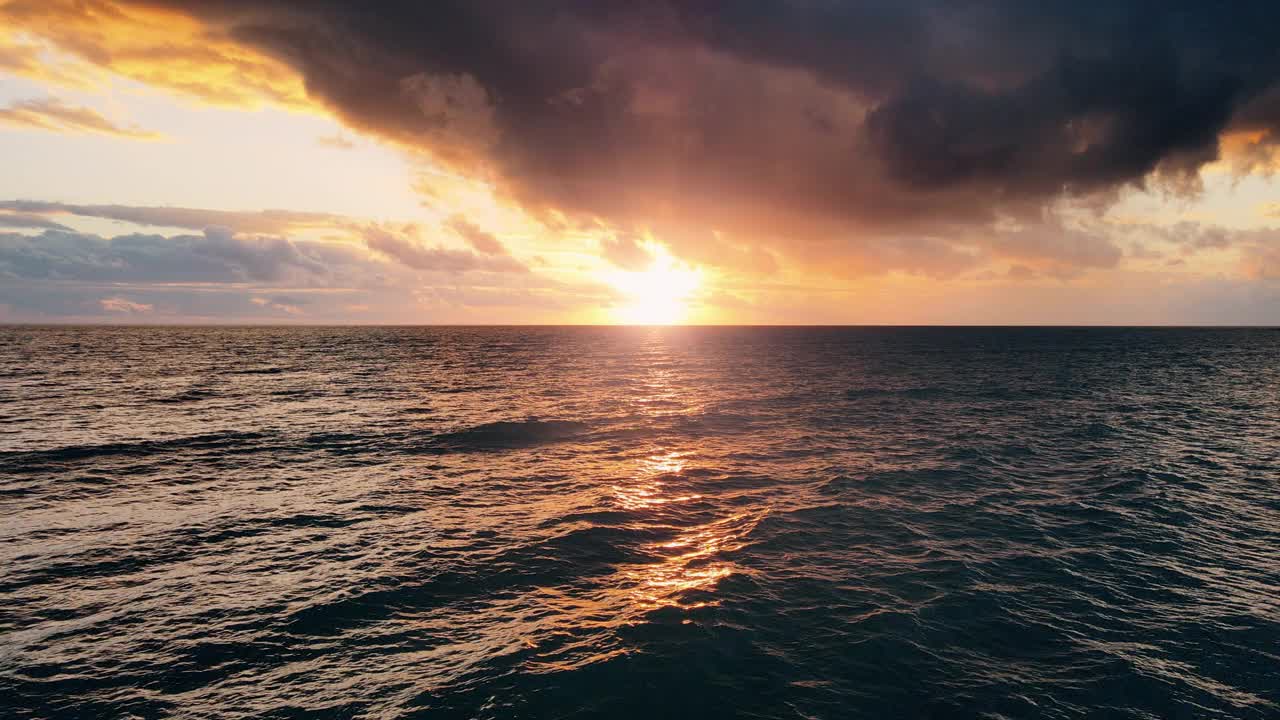 美丽的日落在海上与太阳耀斑和戏剧性的天空视频下载