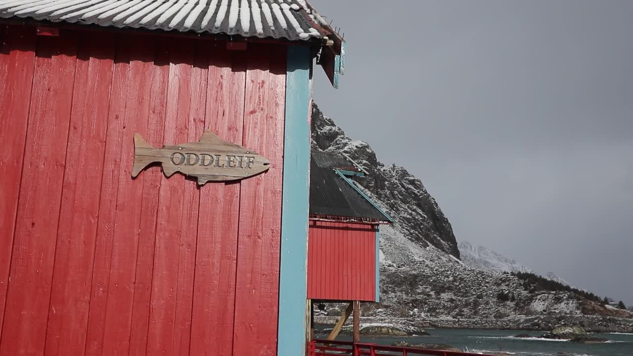 在挪威罗弗敦的一个小渔村，一座独特的木屋视频素材