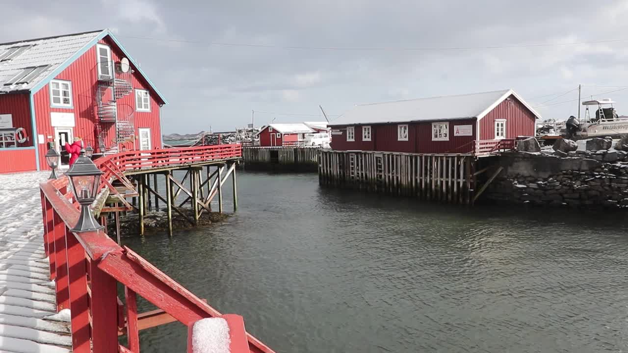 在挪威罗弗敦的一个小渔村，一座独特的木屋视频素材