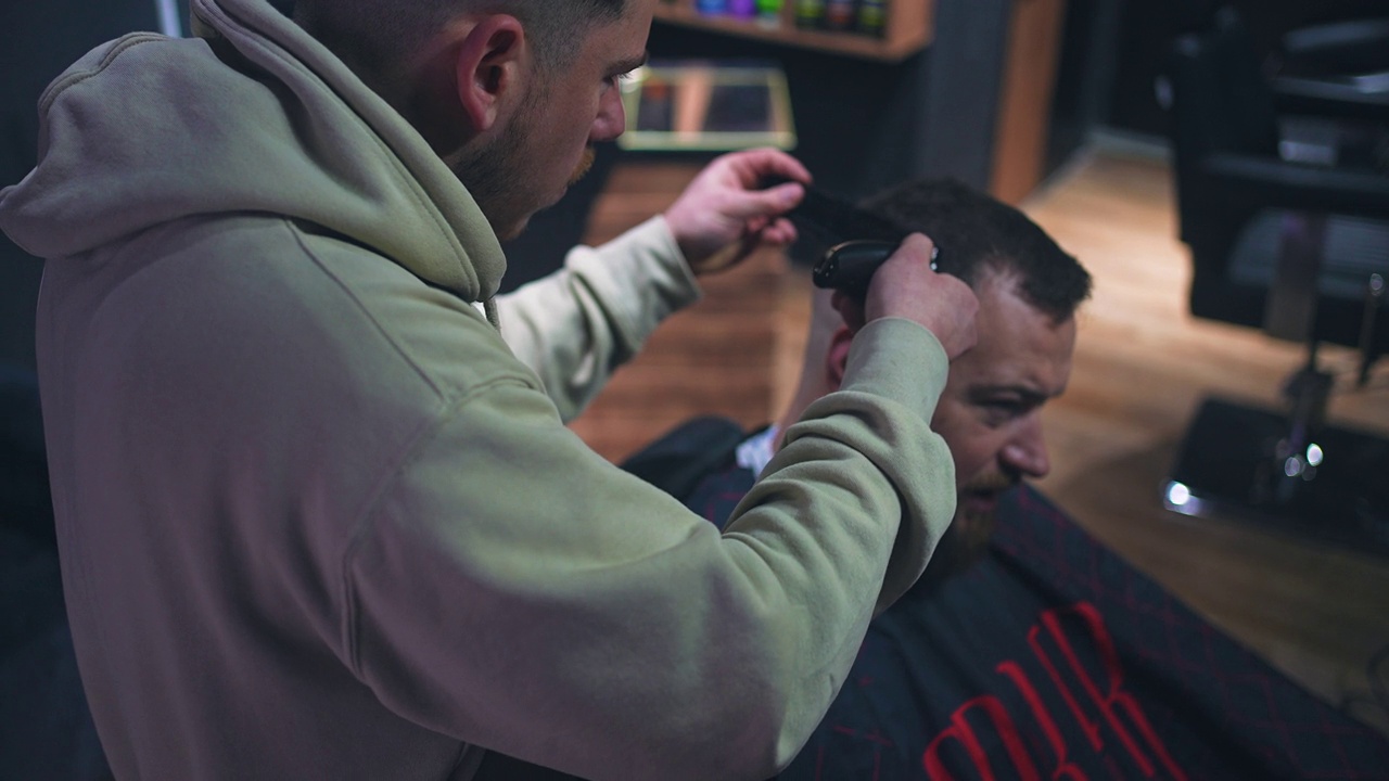 观理发师使用剪刀为现代理发上的大胡子男性视频素材