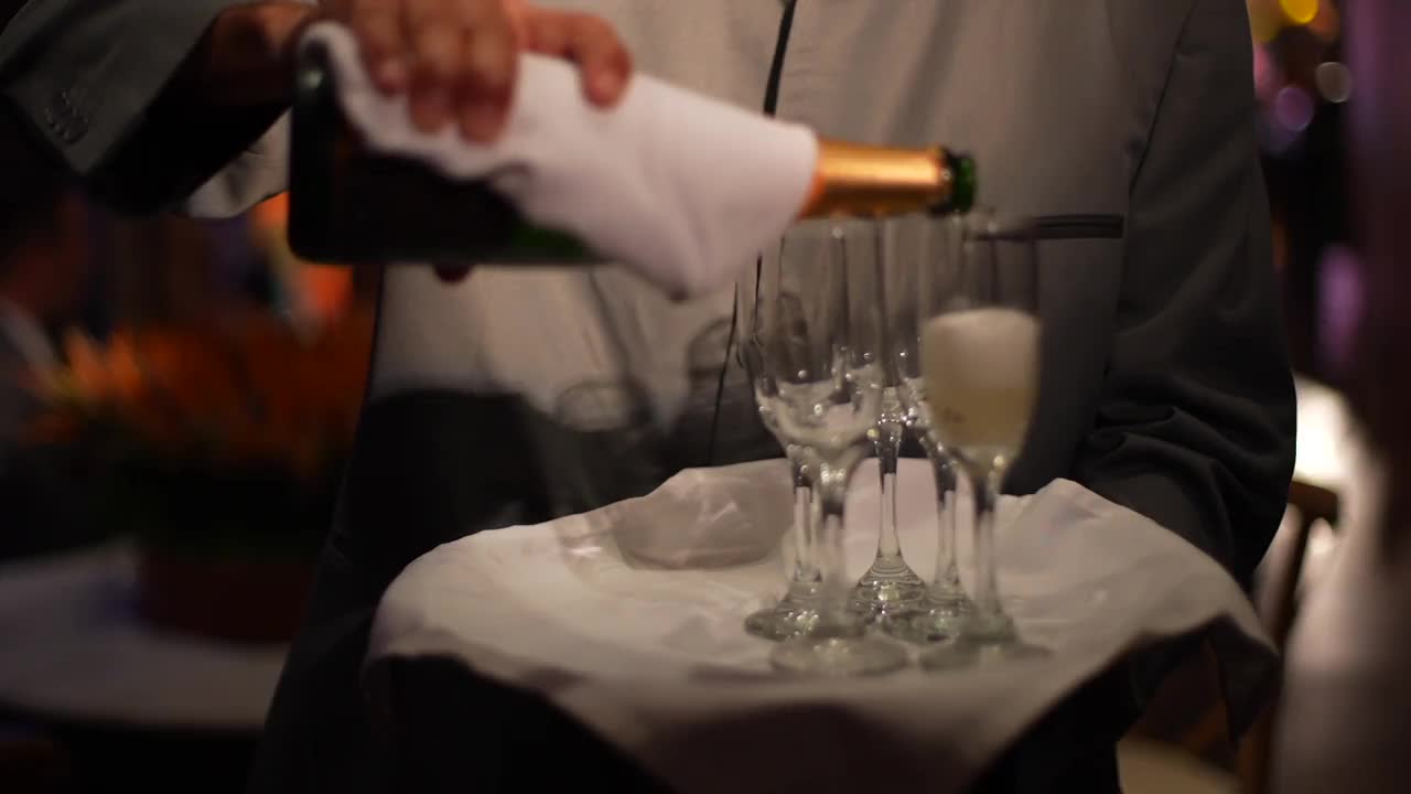 服务员端上一杯香槟视频素材