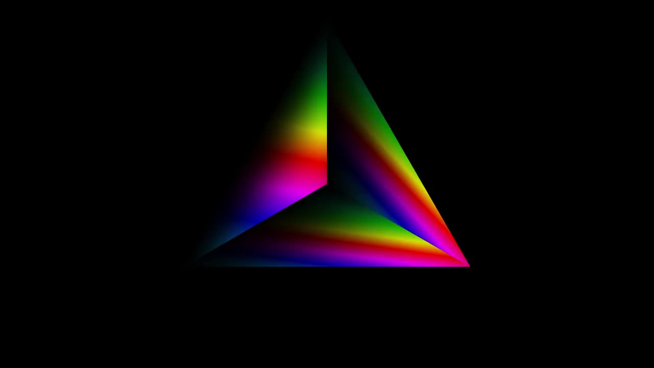 光线折射的三角形棱镜在黑色背景上顺时针旋转。玻璃棱镜中的射线彩虹色散光学效应。视频下载