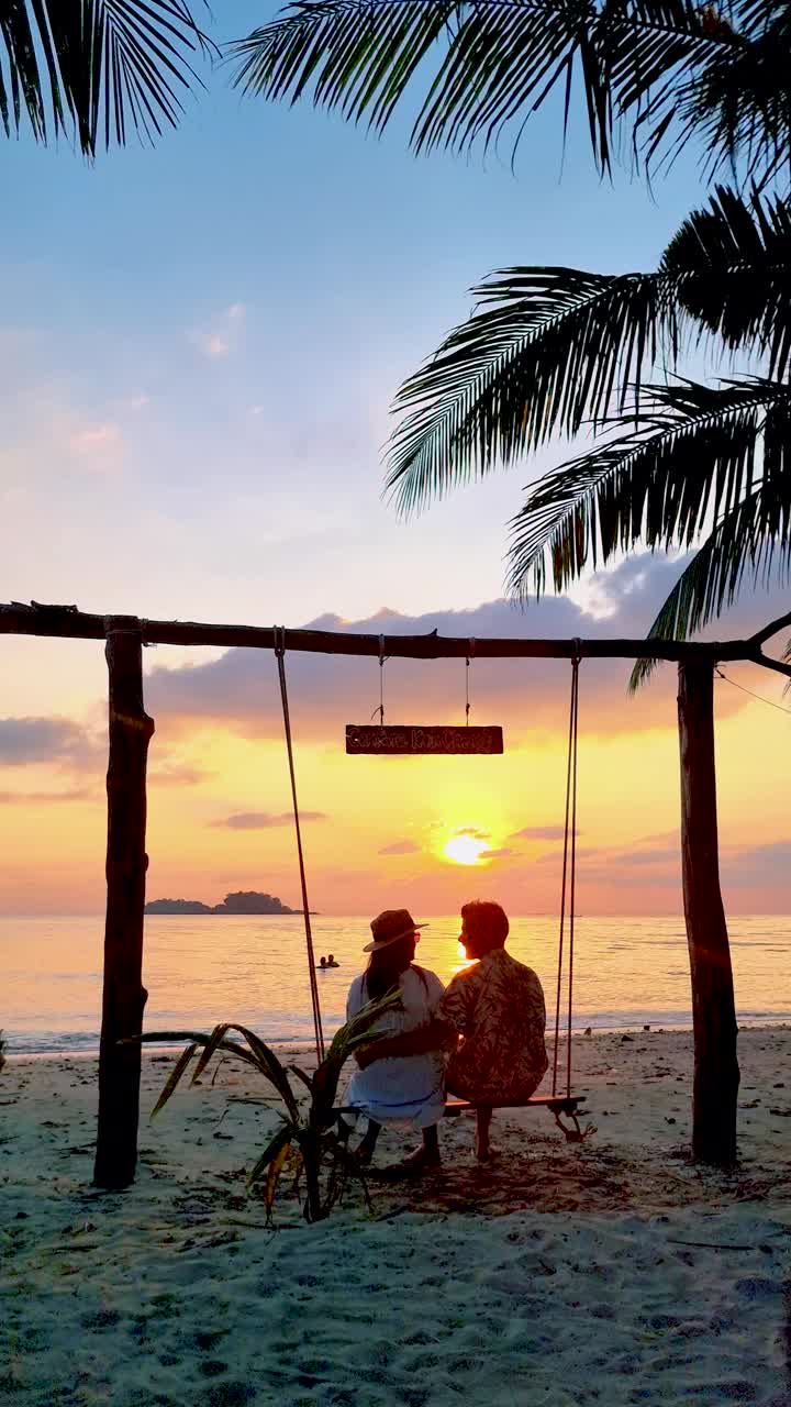 一对男女在泰国高长岛的秋千上看日落视频素材